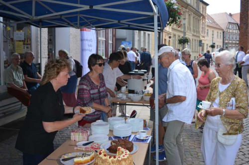 Andrang am kuchenbuffett