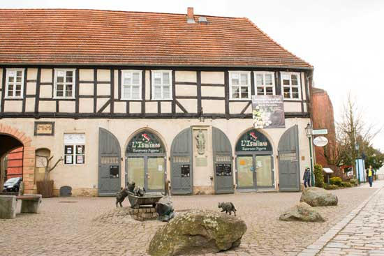 Wallgebäude mit Gänsebrunnen